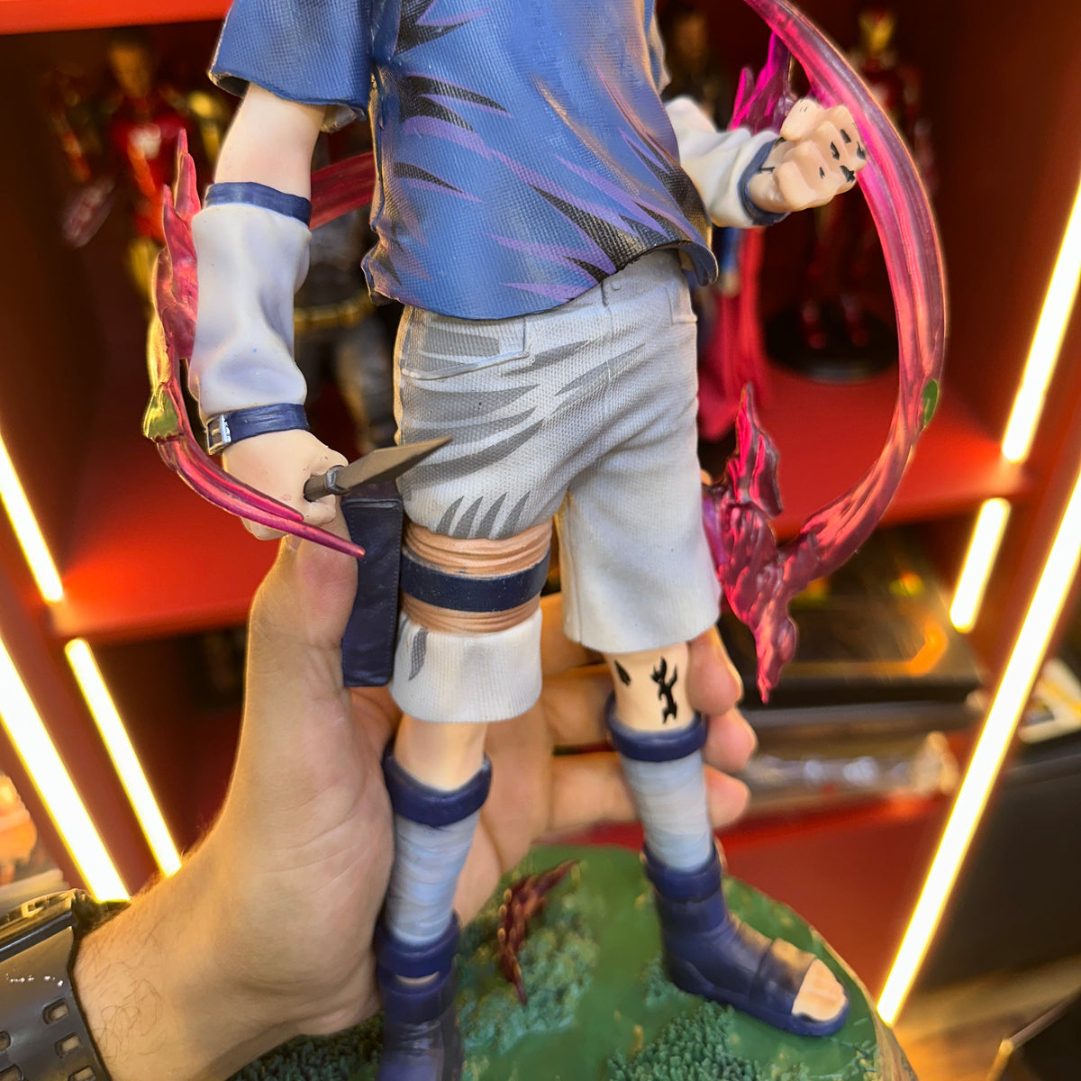 Highly Detailed Red-Eyed Assassin Figure - Cursed Warrior Edition with Kunai